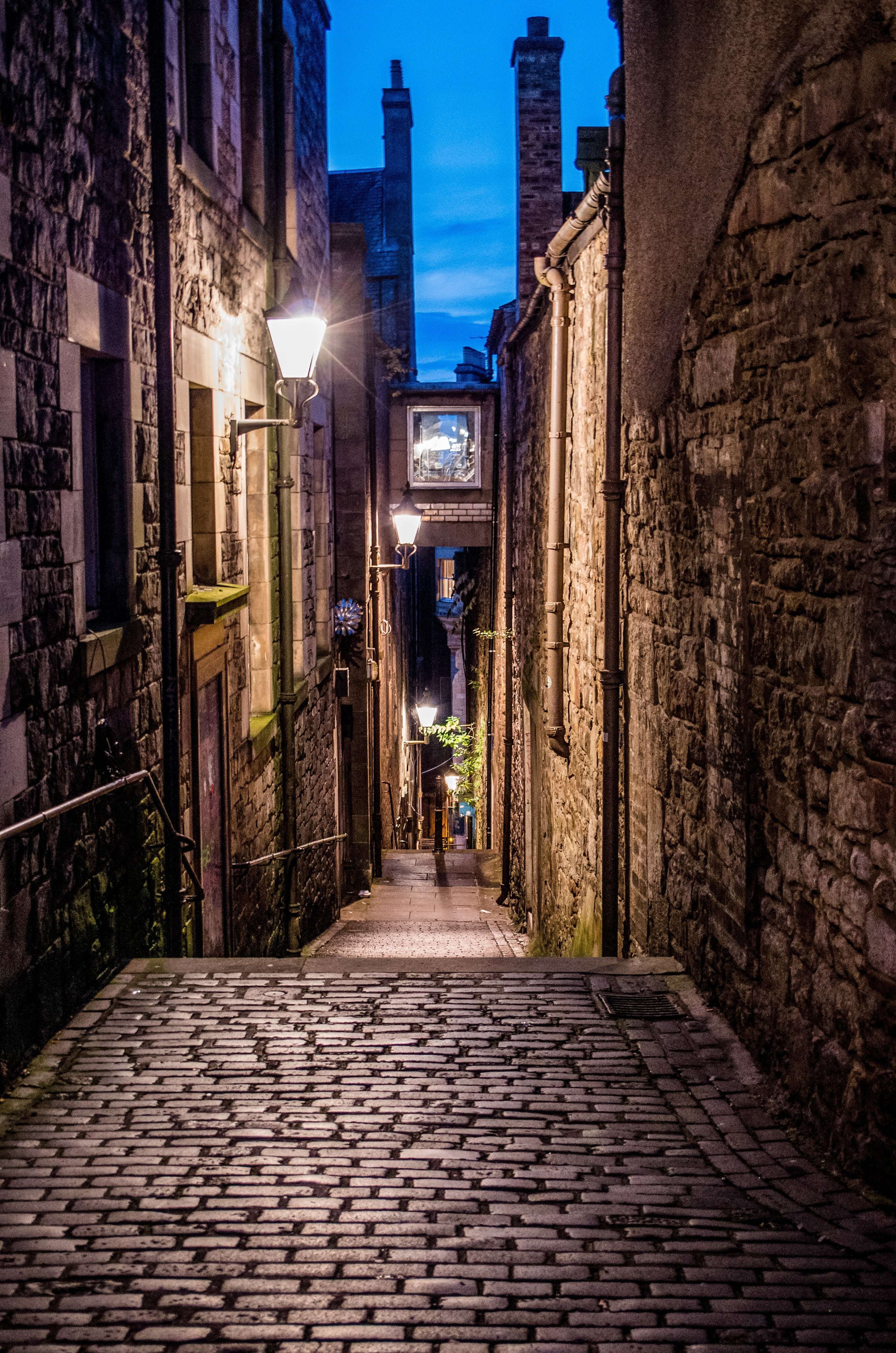 Callejon en el tour de fantasmas de Edimburgo por la noche