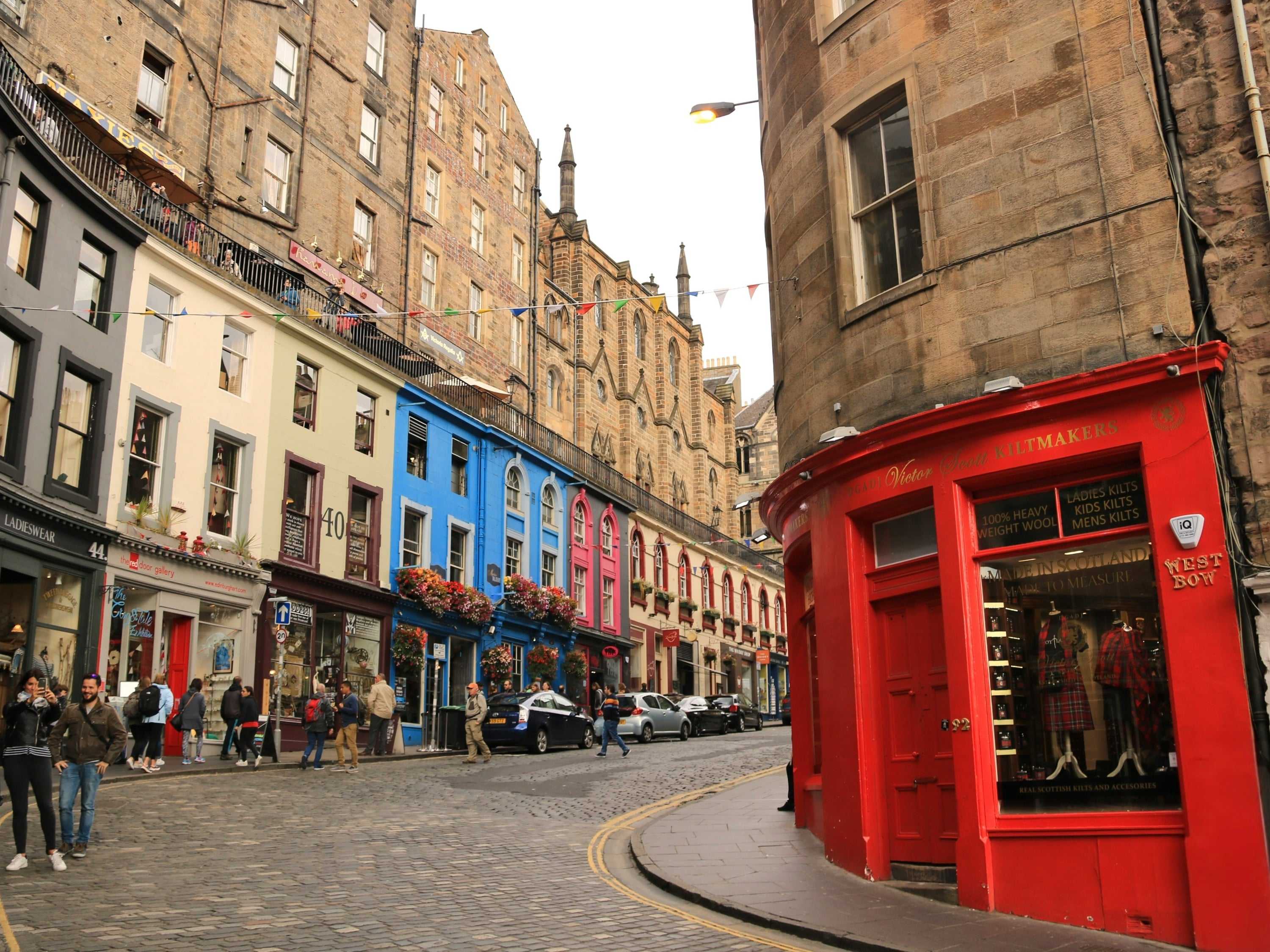 Una calle histórica de Edimburgo en un tour guiado por la ciudad