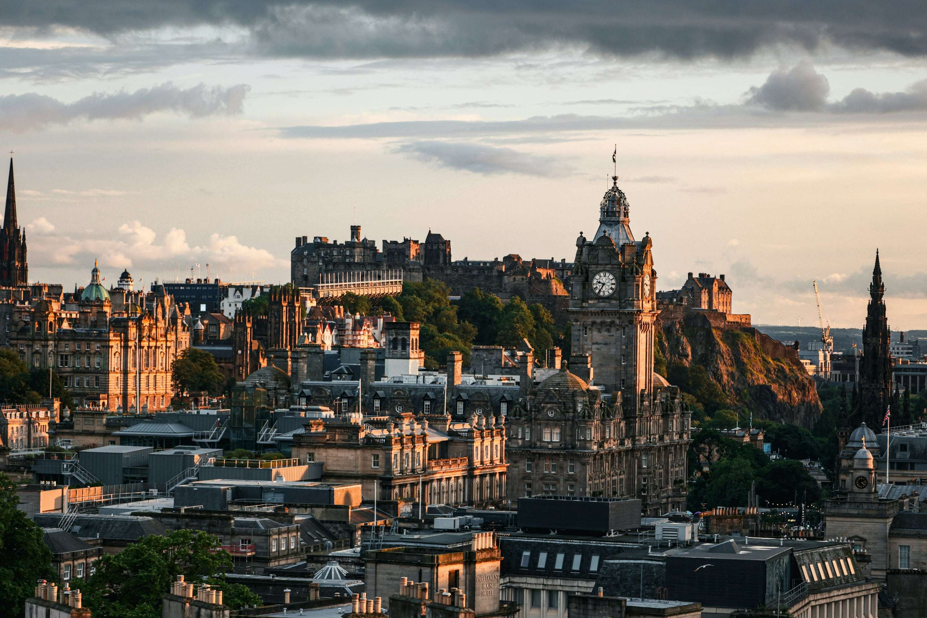 Visitantes recorriendo el casco histórico de Edimburgo