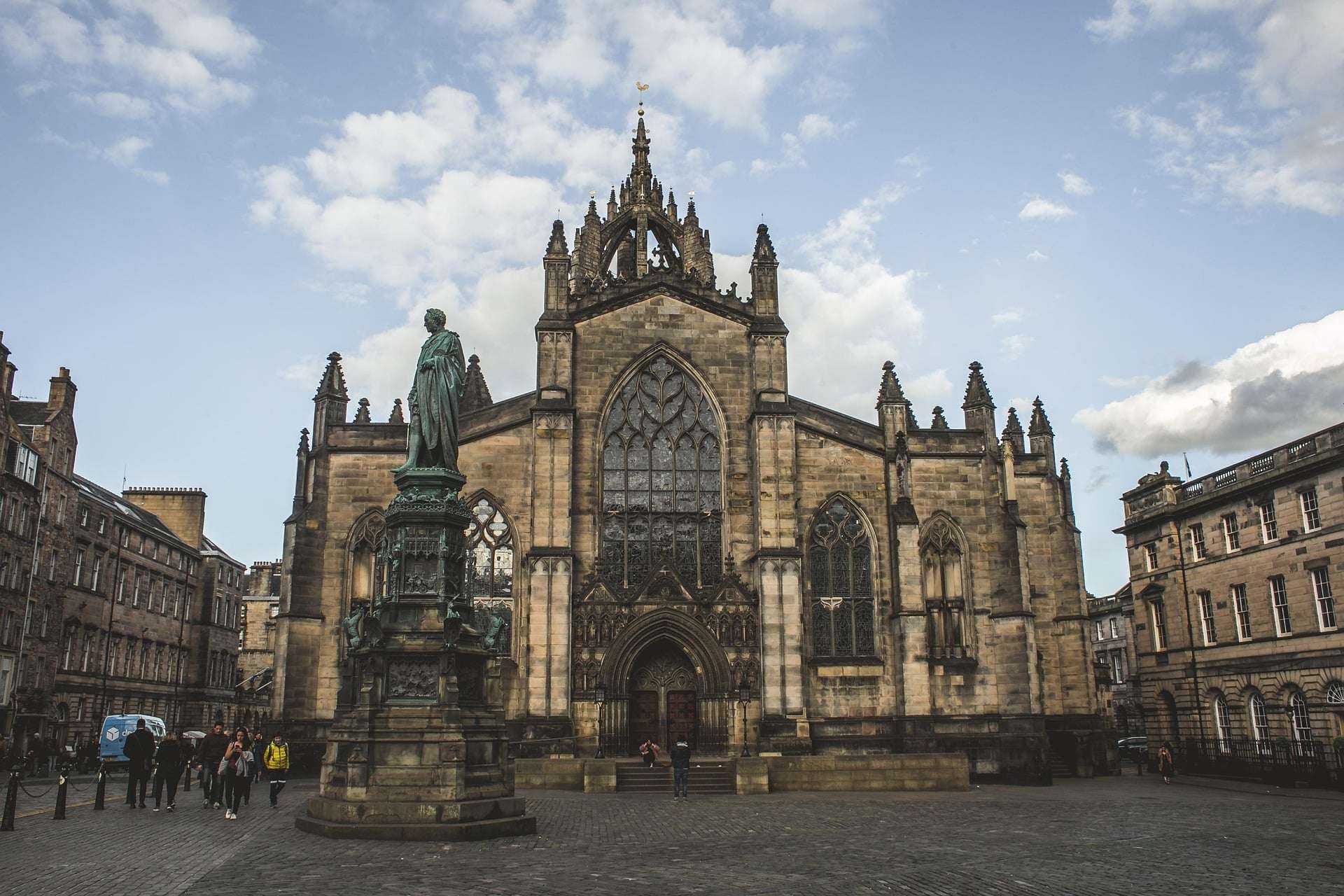 Vistas de la Royal Mile con la catedral de Edimburgo