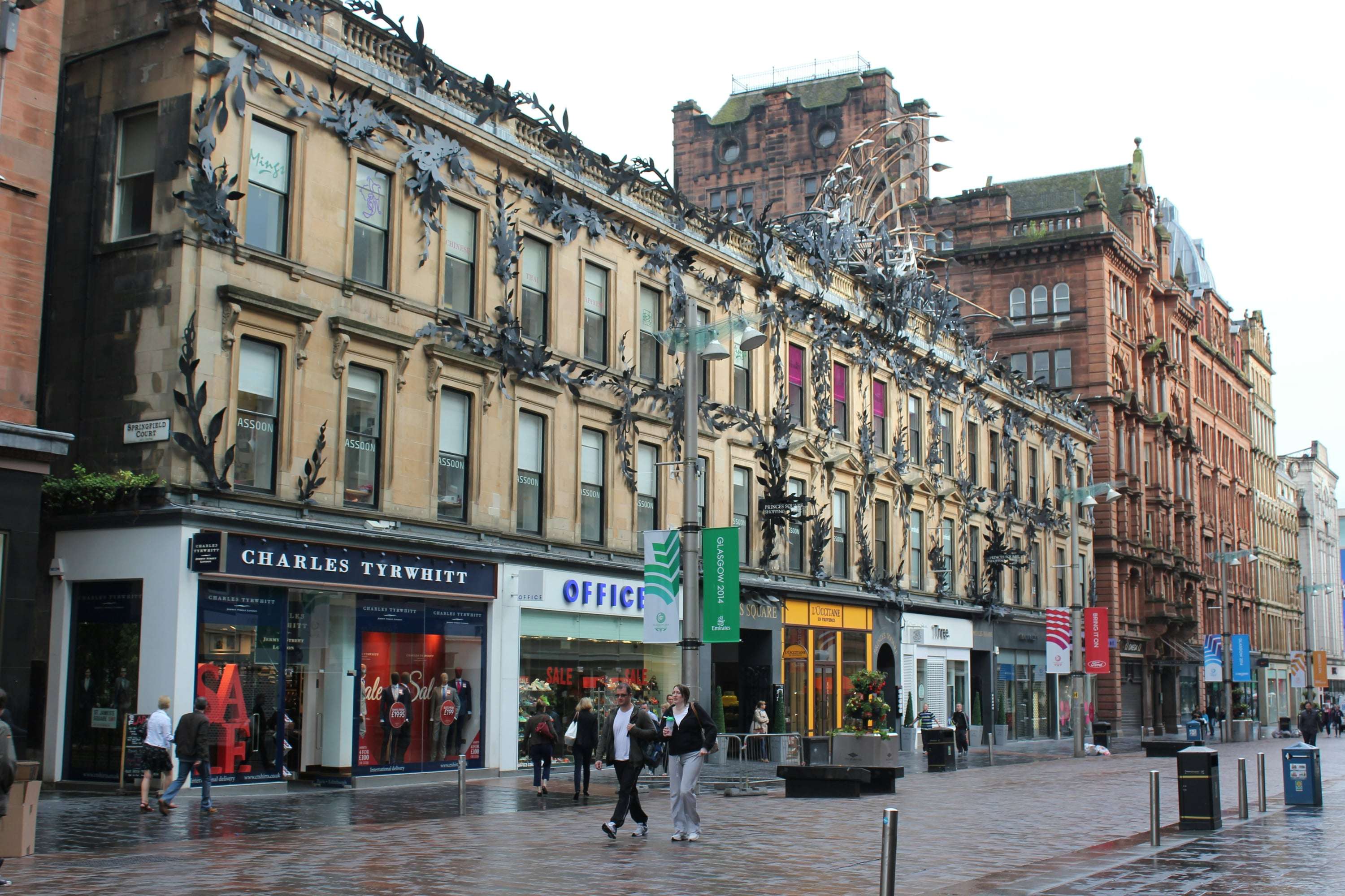 Edifcio con el lema de la ciudad People make Glasgow