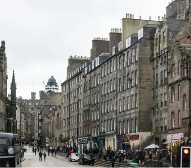 Royal Mile hacia el Castillo en el Tour de Harry Potter en Edimburgo