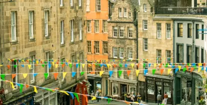 Victoria street colored houses in the Harry Potter tour in Edinburgh